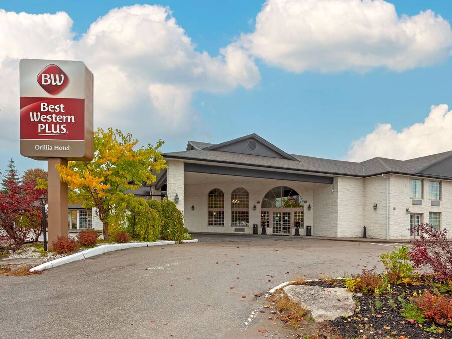Ett Best Western Plus-hotell med en klassisk arkitektonisk stil, som utmärks av en imponerande entré med välvda fönster och en vackert anlagd uppfart.