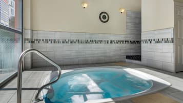 Sesongbasert utendørsbasseng og solsenger