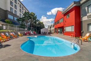 Seasonal outdoor pool, open 10 AM to 10 PM, sun loungers - Quality Inn (Kamloops)