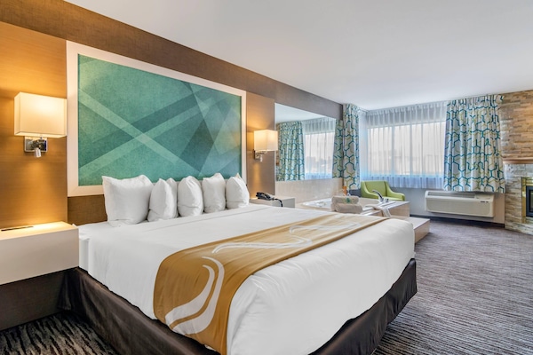 Executive Room, 1 Katil Raja (King), Non Smoking, Jetted Tub | Meja, langsir/tirai gelap terus, seterika/papan seterika