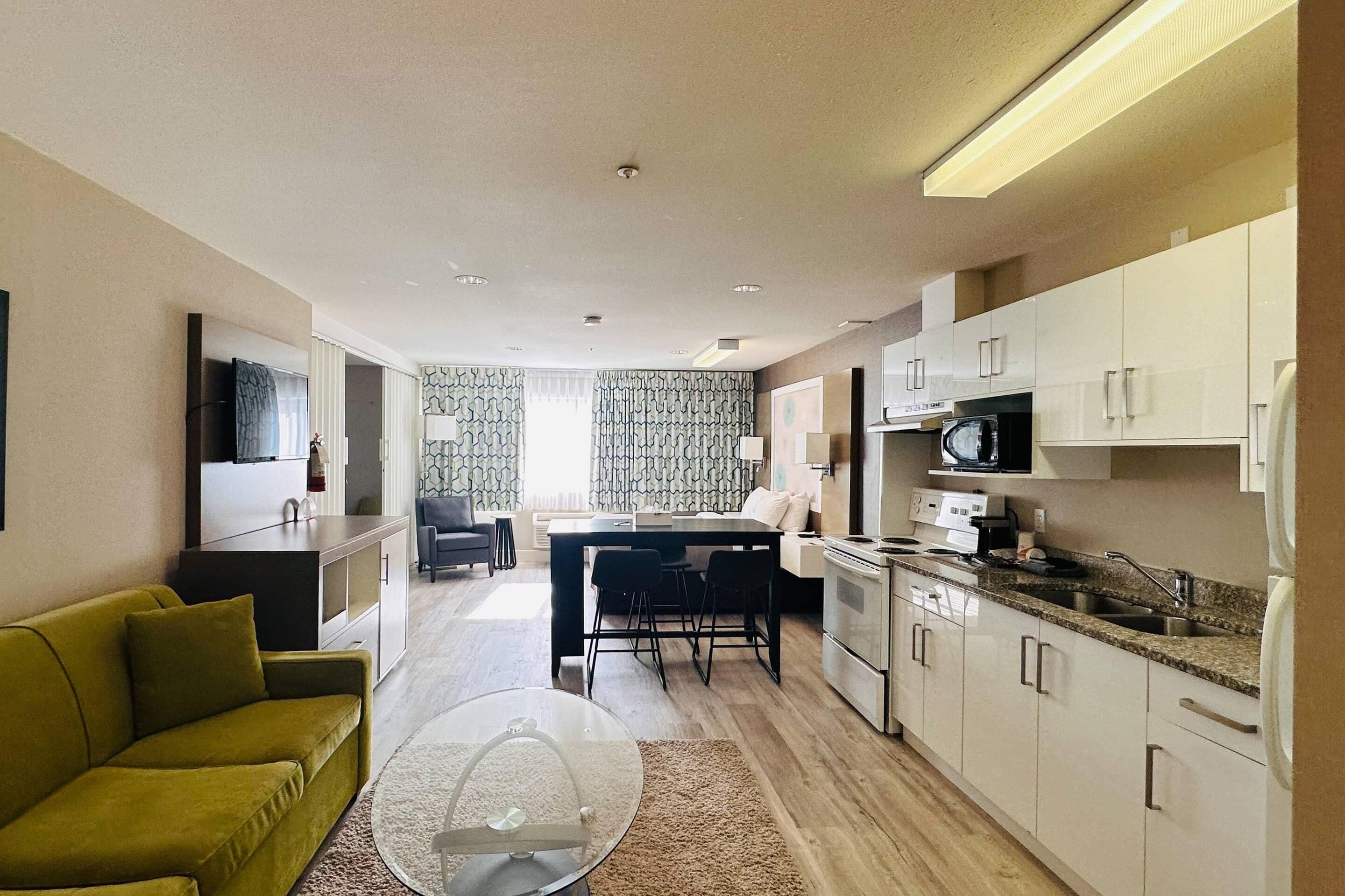 Skrivebord, mørklægningsgardiner, strygejern/strygebræt