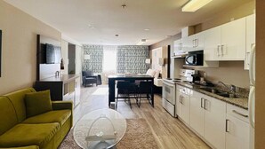 Un appartement moderne comprenant un salon, une cuisine et un coin repas.