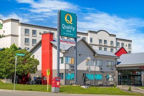 A Quality Inn hotel with a prominent sign, a meeting space, and a parking area. - Quality Inn (Kamloops)