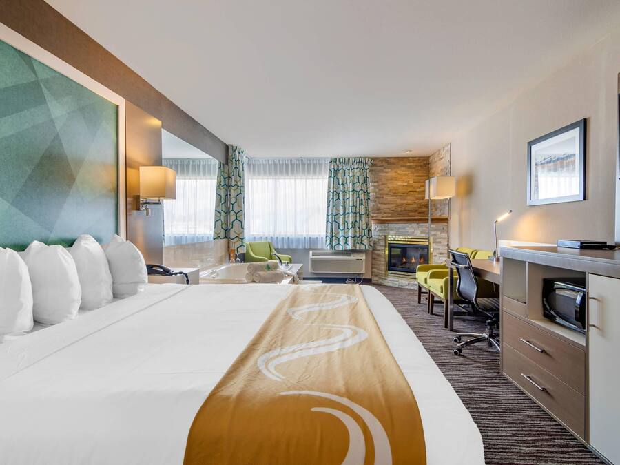 Chambre exécutive, 1 très grand lit, non-fumeur, baignoire à jets | Bureau, rideaux d’obscurcissement, fer et planche à repasser