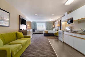 Desk, blackout drapes, iron/ironing board, cribs/infant beds - Quality Inn (Kamloops)