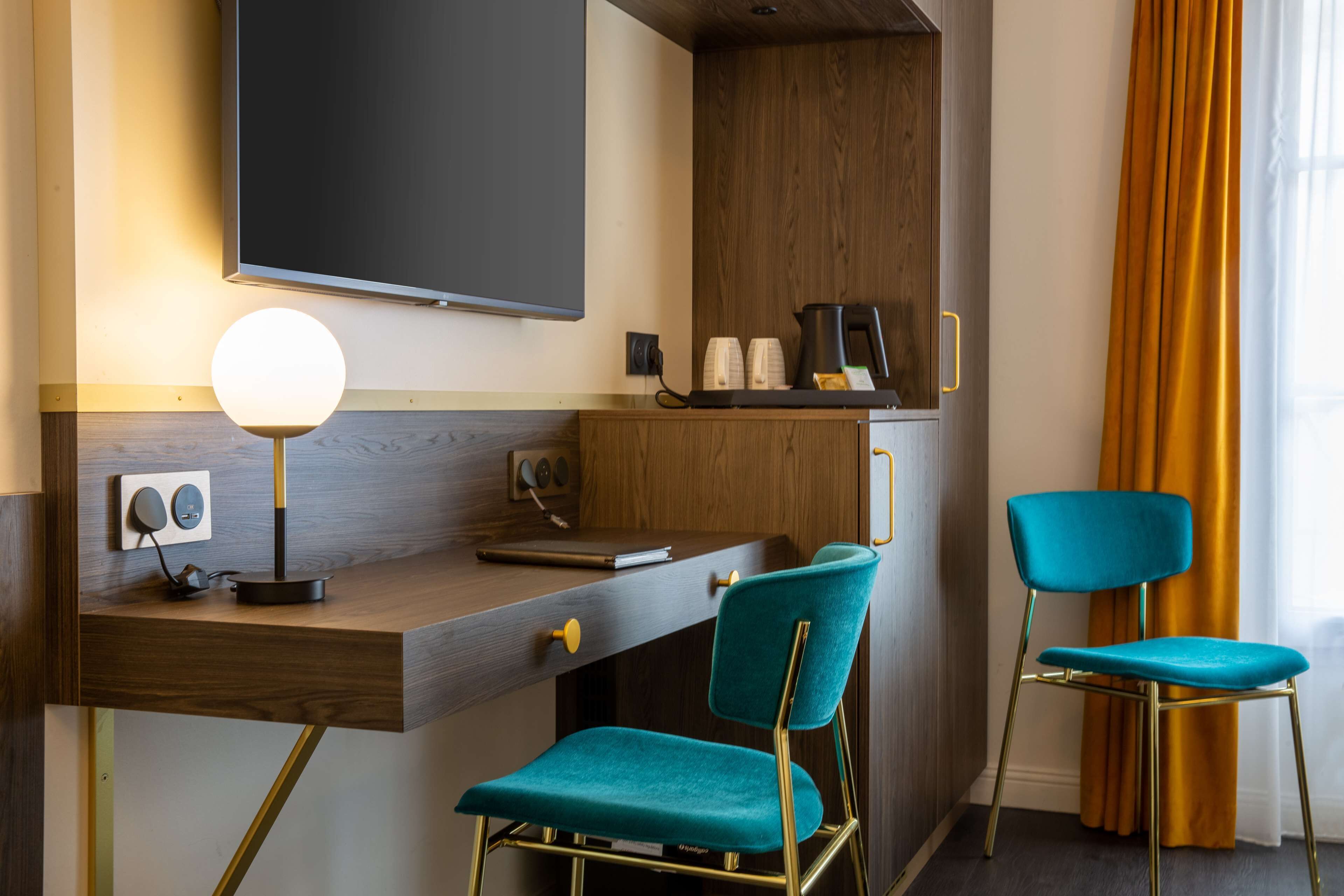 comfort room, 1 queen bed, non smoking | 1 bedroom, in-room safe, individually furnished, desk