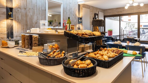 Ein Buffet mit verschiedenen Speisen und Körben voller Gebäck.