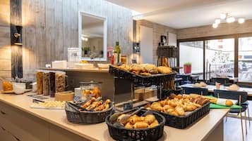 Desayuno buffet (EUR 18 por persona)