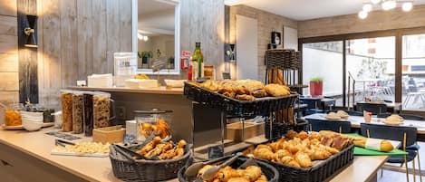 Daily buffet breakfast (EUR 18 per person)