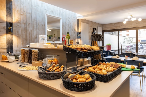 Daily buffet breakfast for a fee