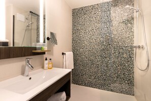 Baignoire, articles de toilette (gratuits), séchoir à cheveux