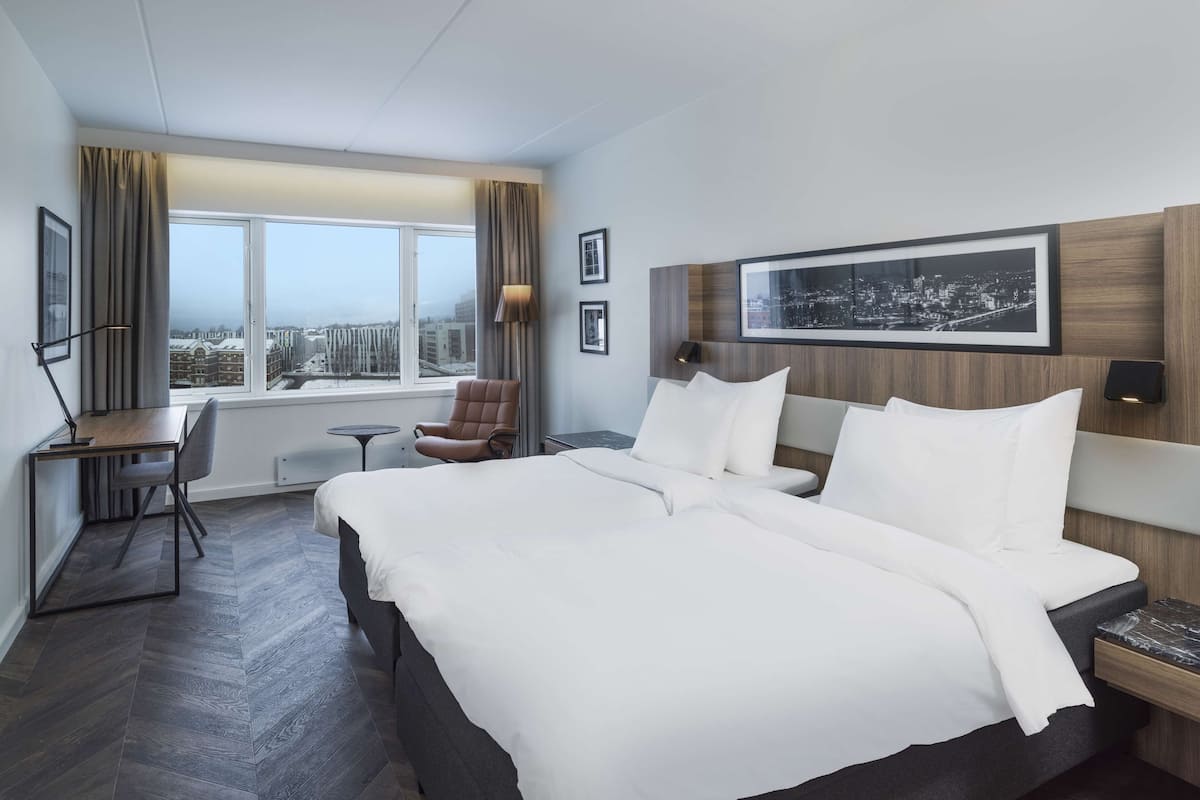 Hypo-allergenic bedding, in-room safe, desk, blackout curtains
