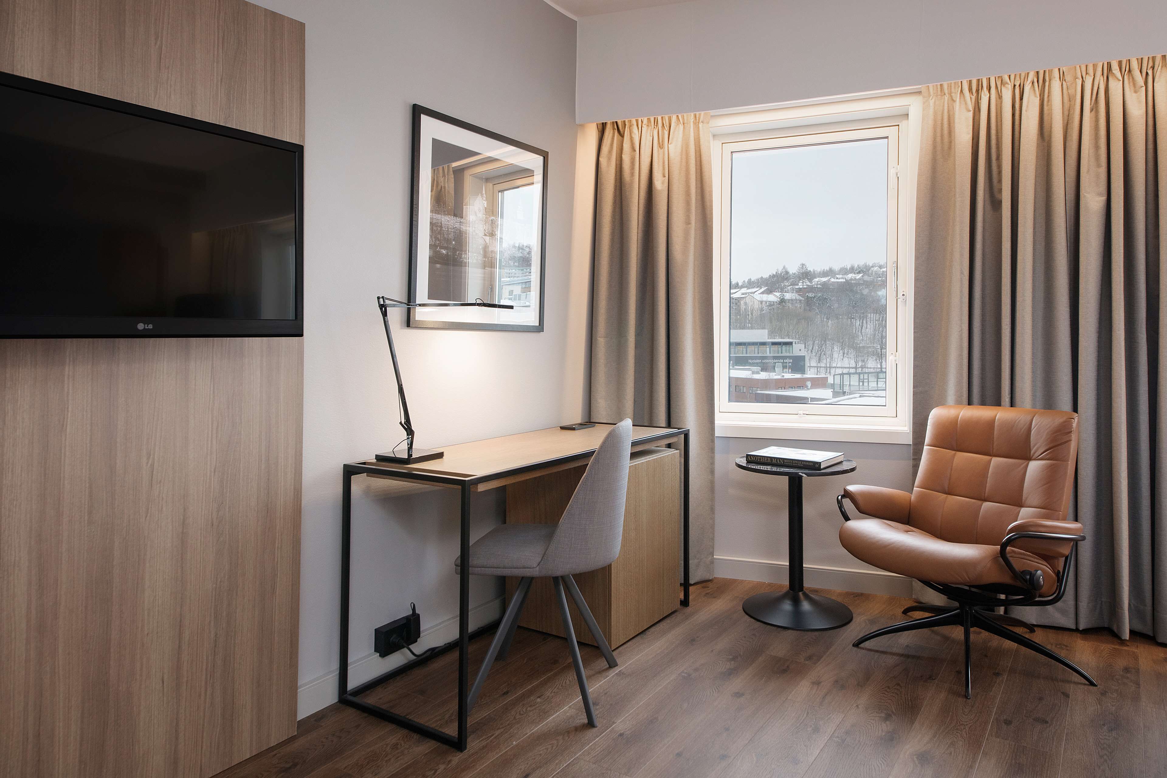 hypo-allergenic bedding, in-room safe, desk, blackout curtains