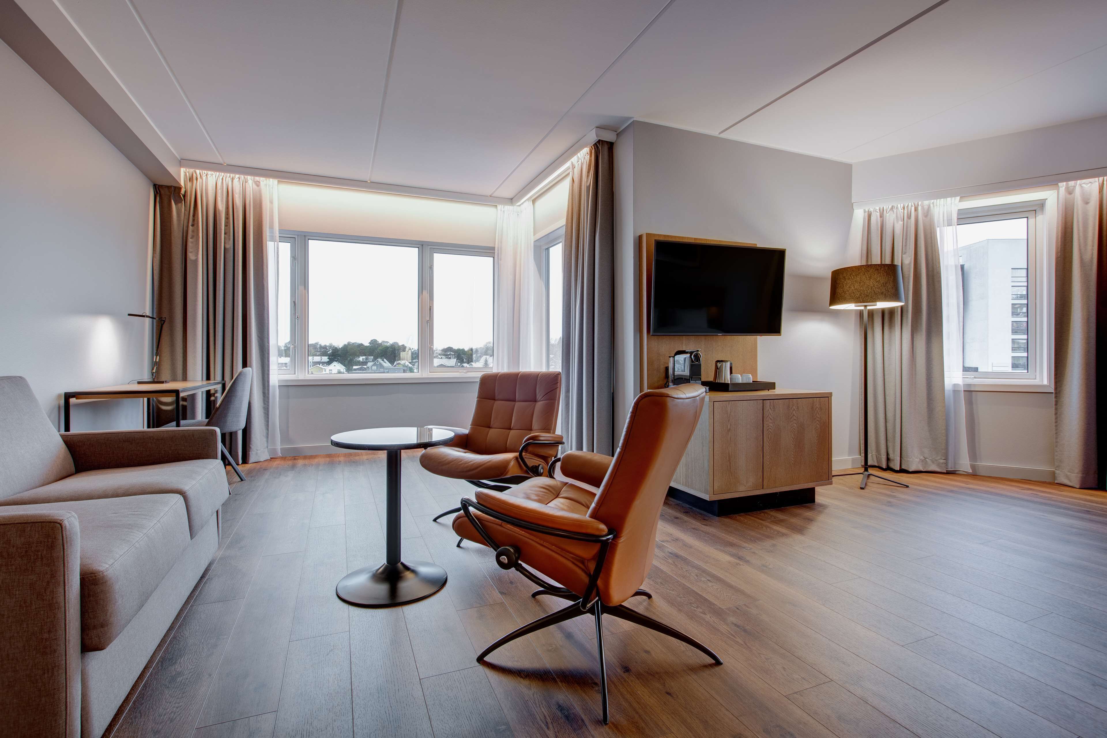 Suite – junior | Allergitestet sengetøy, safe på rommet, skrivebord og blendingsgardiner