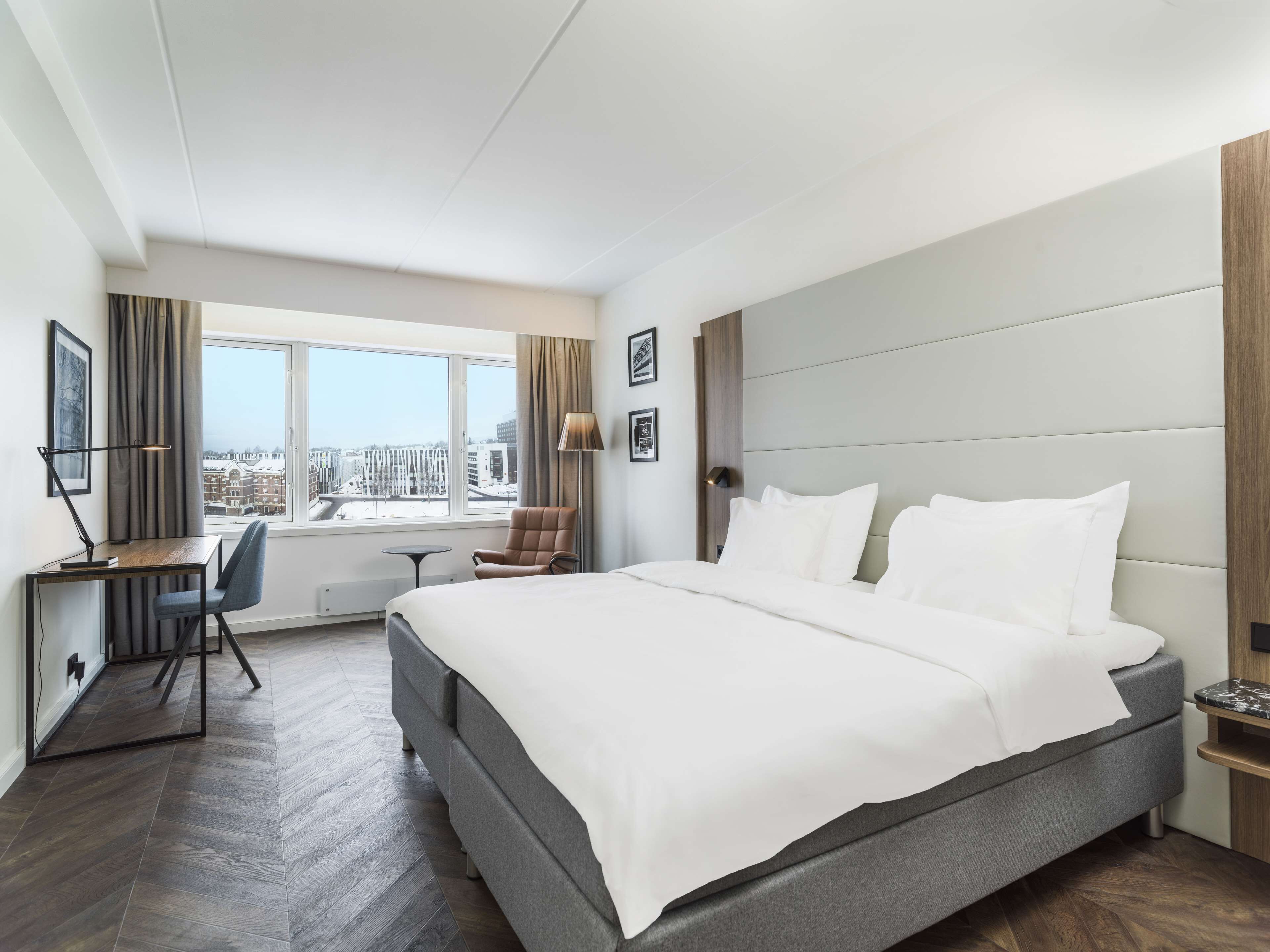 Hypo-allergenic bedding, in-room safe, desk, blackout curtains