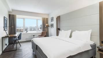 Hypo-allergenic bedding, in-room safe, desk, blackout drapes