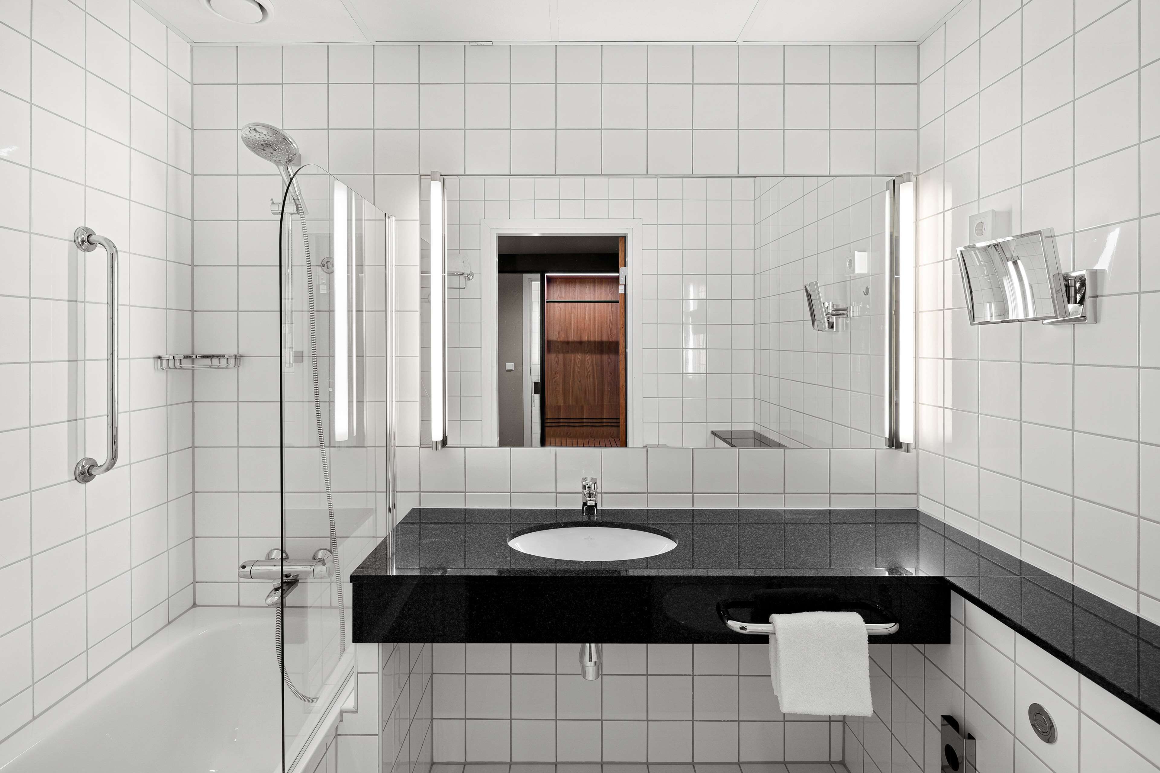 family suite | bathroom | shower, free toiletries, hair dryer, towels