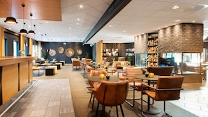 A modern lounge area with seating, a bar, and a fireplace. - Radisson Blu Hotel Nydalen, Oslo (Oslo)
