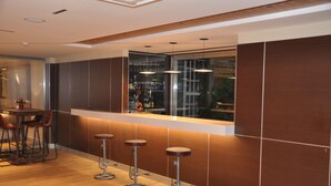 Bar (trong khuôn viên)