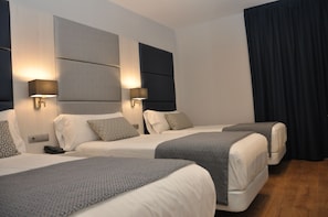 Kahden hengen huone (with extra bed) | Ylelliset vuodevaatteet, tallelokero huoneessa
