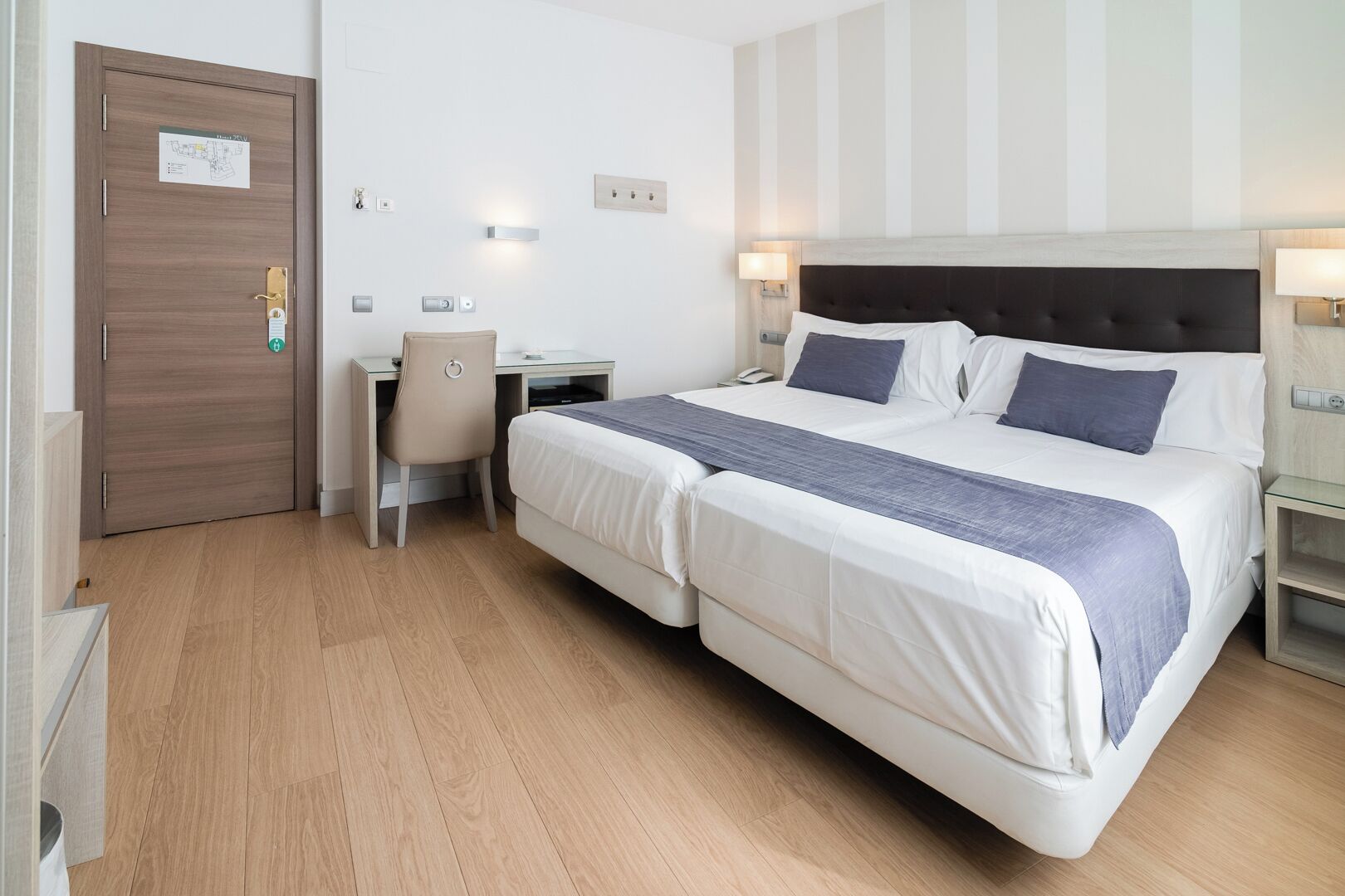 Ropa de cama de alta calidad y caja de seguridad en la habitación 