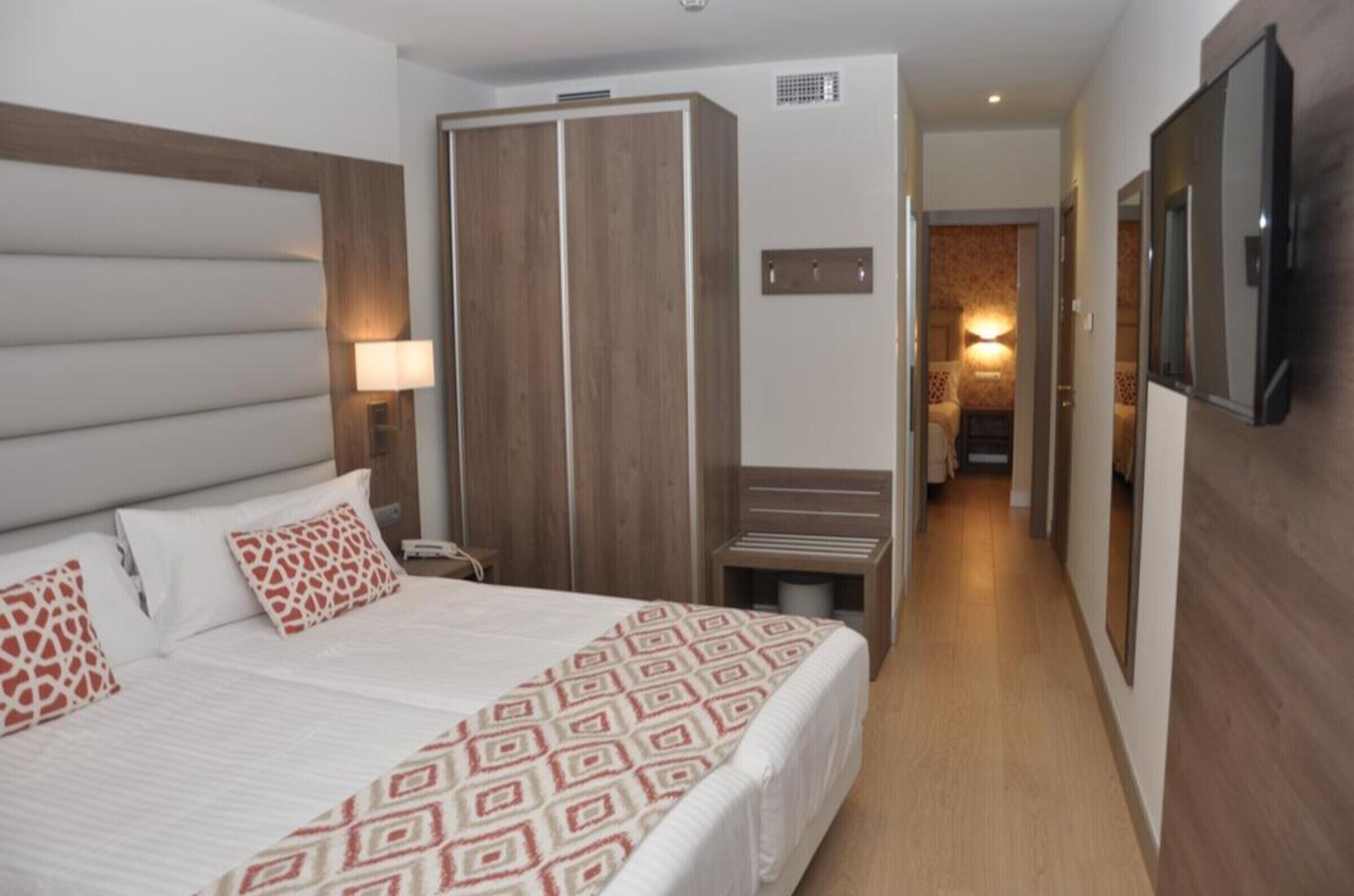 Ropa de cama de alta calidad y caja de seguridad en la habitación 