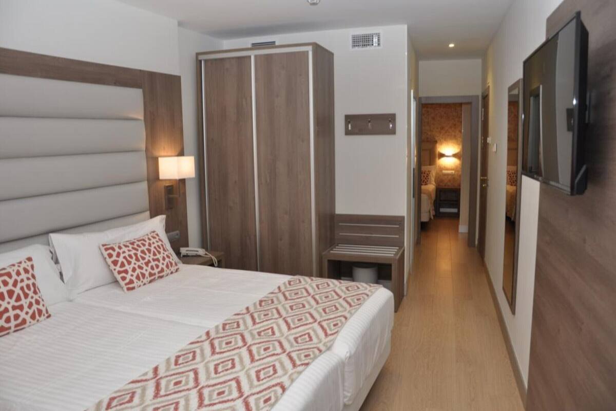Ropa de cama de alta calidad y caja de seguridad en la habitación
