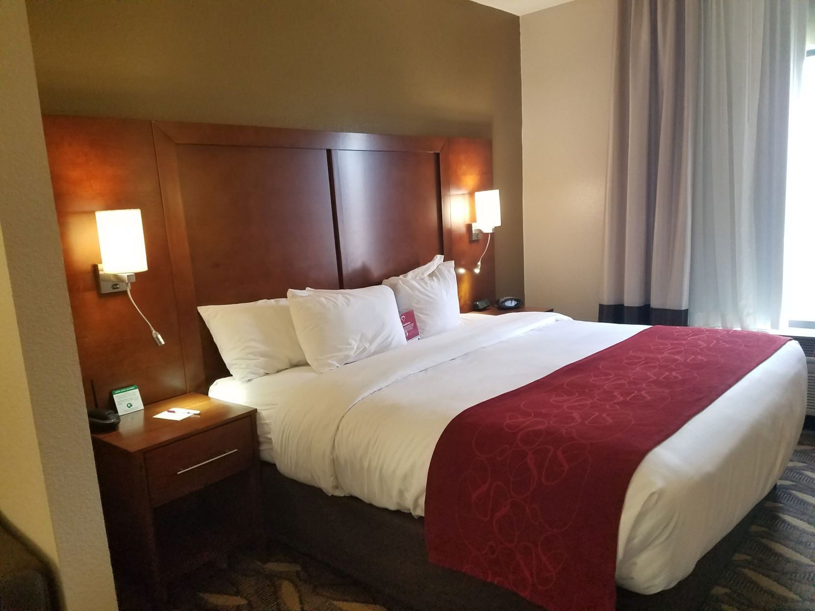 Ropa de cama de alta calidad, muebles diferentes y escritorio 
