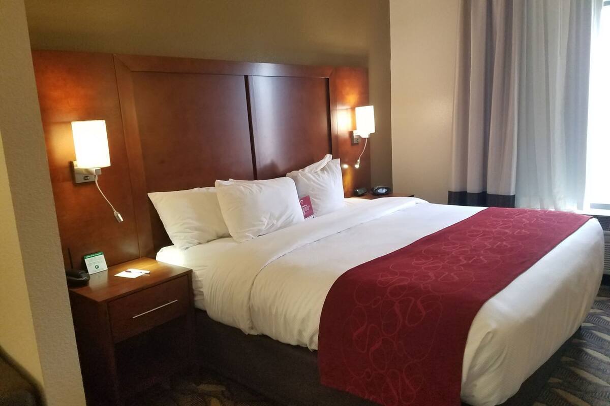 Ropa de cama de alta calidad, muebles diferentes y escritorio