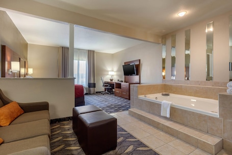 Ropa de cama de alta calidad, muebles diferentes y escritorio . Comfort Suites Rolla