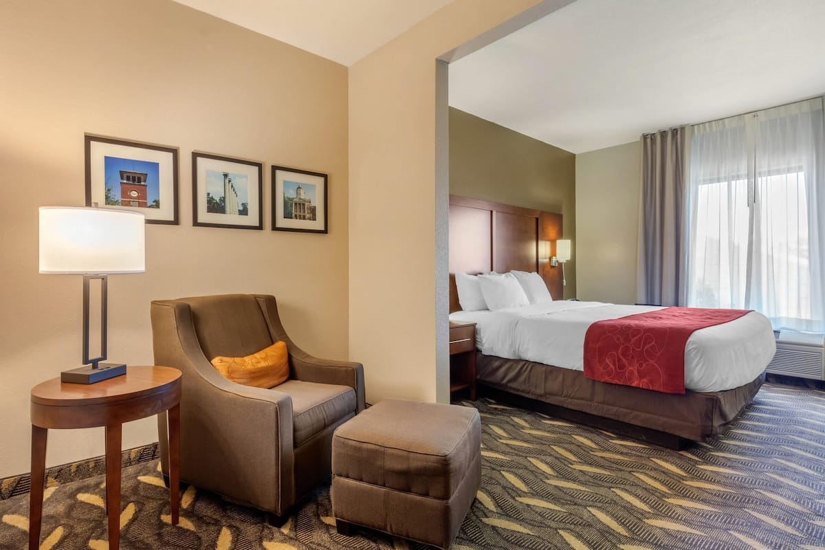 Suite, 1 King-Bett, barrierefrei, Nichtraucher | Hochwertige Bettwaren, individuell eingerichtet, Schreibtisch