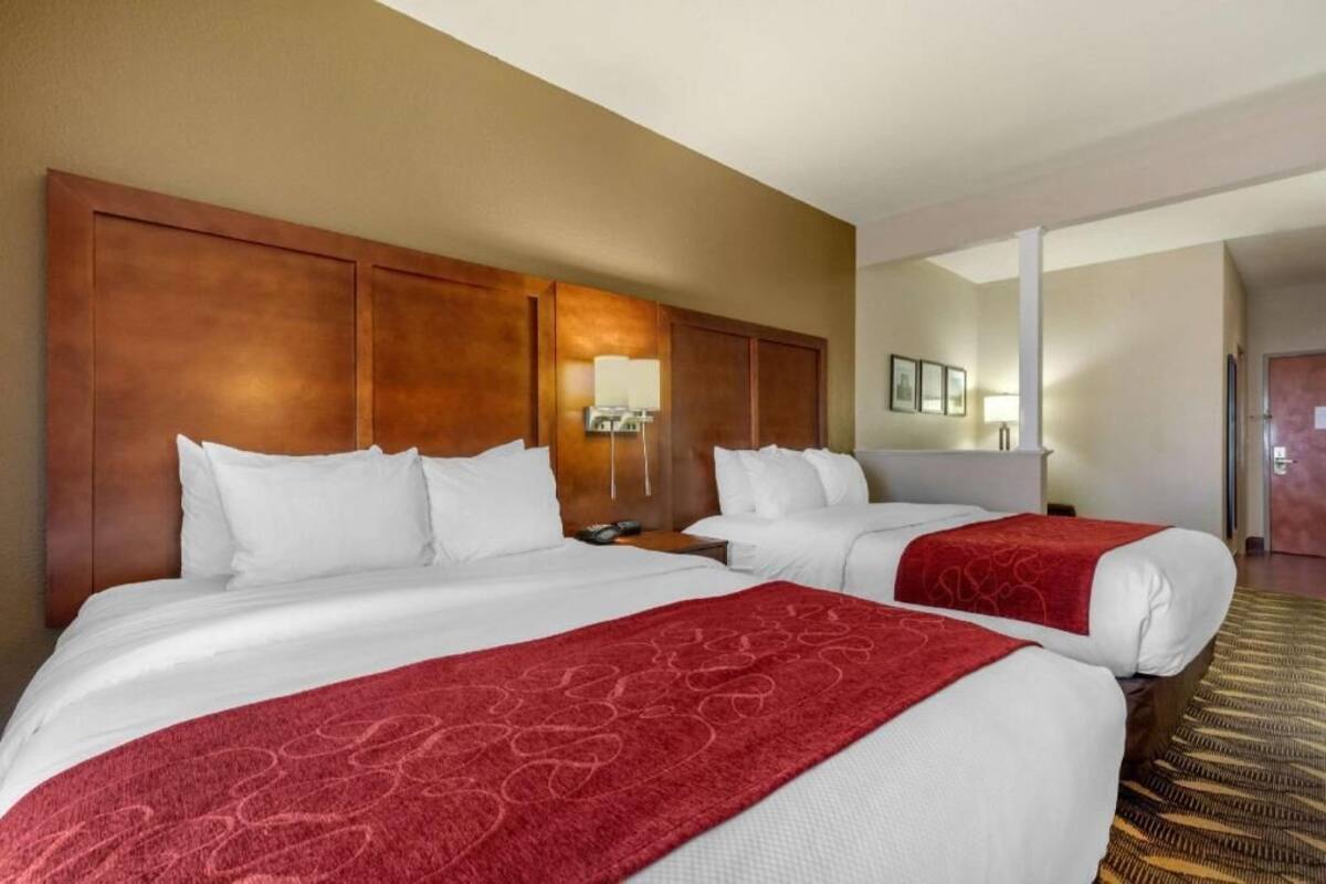 أغطية فراش متميزة ومكتب ومساحة عمل للكمبيوتر المحمول وستائر تعتيم