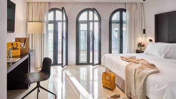Junior Suite | Minibar, in-room safe, desk, laptop workspace