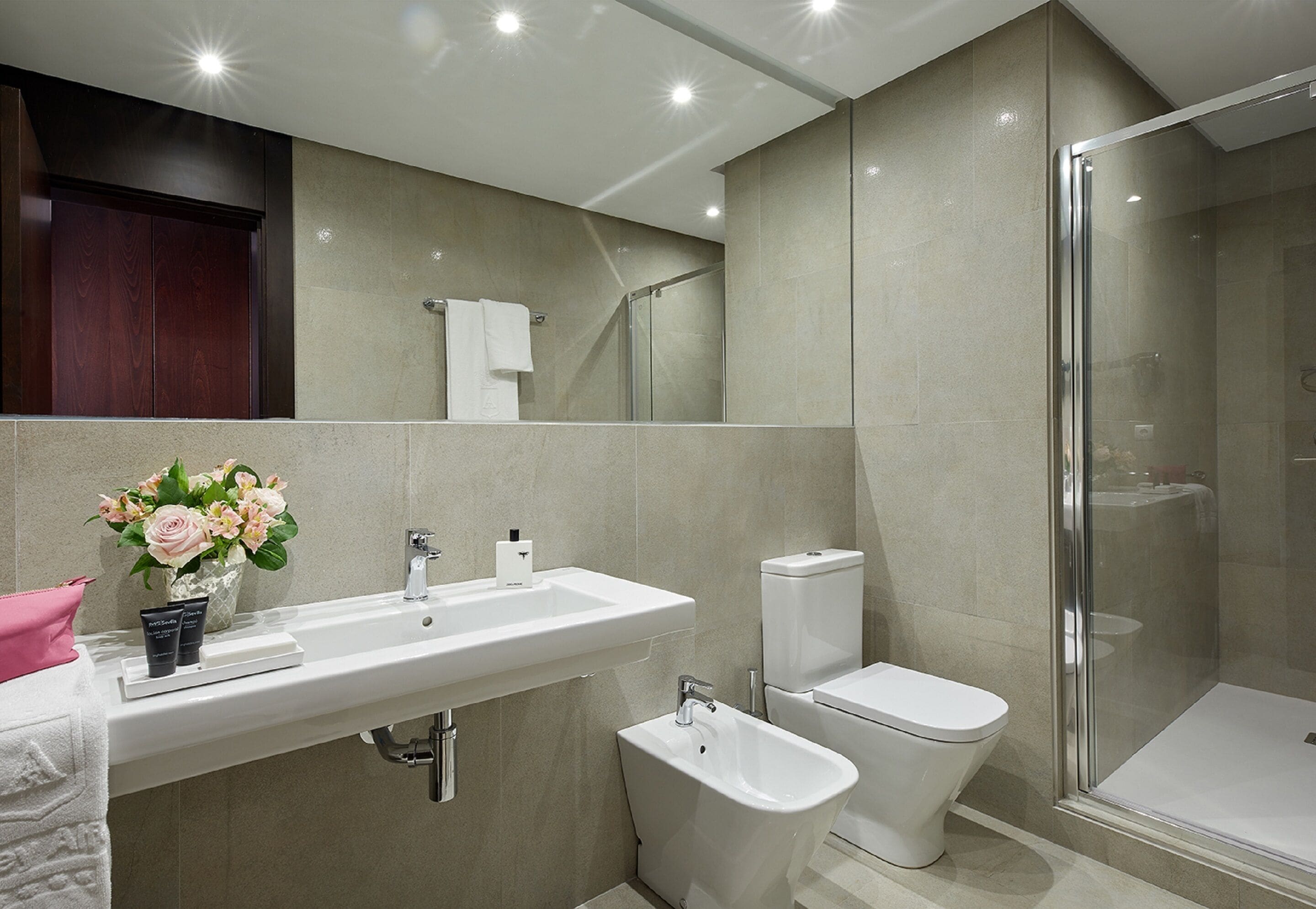 superior room | bathroom | combined shower/bathtub, designer toiletries, hair dryer, bidet