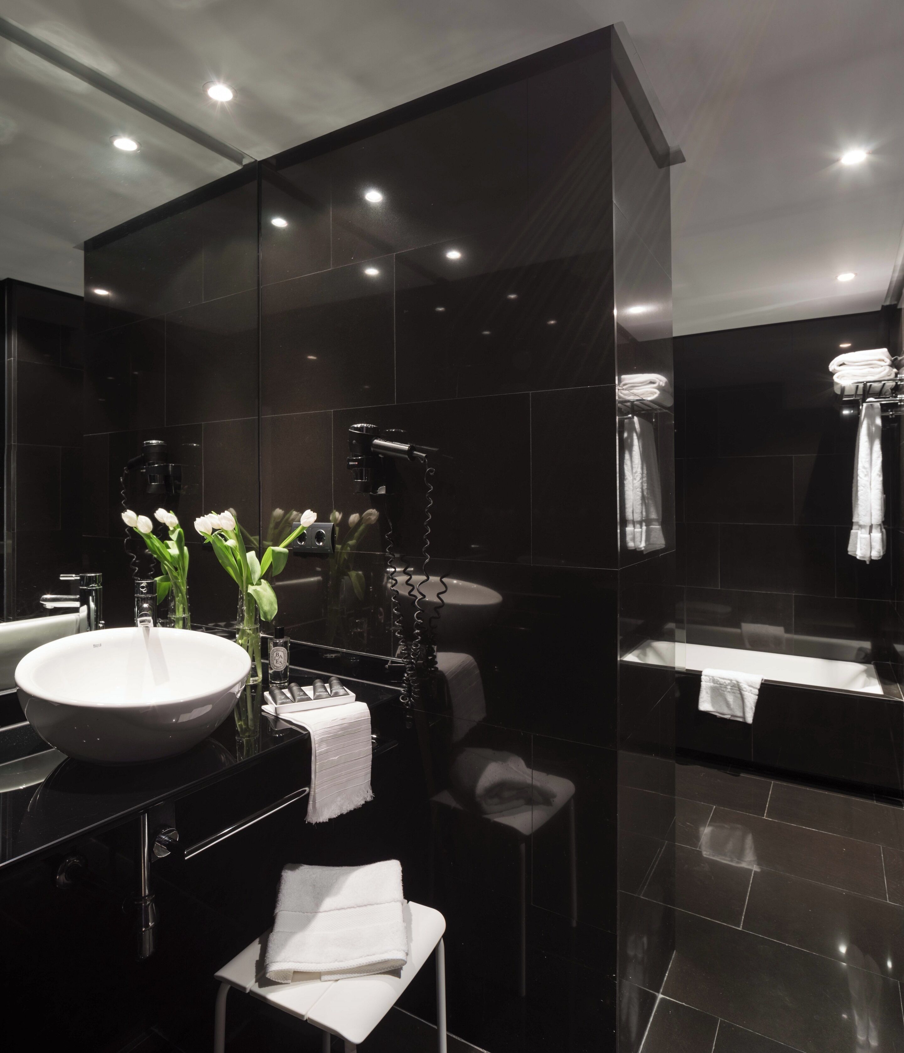 standard double room | bathroom | combined shower/bathtub, designer toiletries, hair dryer, bidet