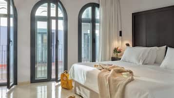 Junior Suite | Minibar, in-room safe, desk, laptop workspace