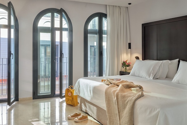 Junior-Suite | Minibar, Zimmersafe, Schreibtisch, laptopgeeigneter Arbeitsplatz