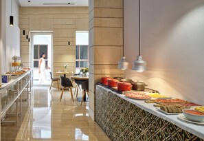 Tägliches Frühstücksbuffet (22 EUR pro Person)