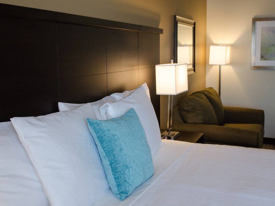 Een kluis op de kamer, een bureau, verduisterende gordijnen