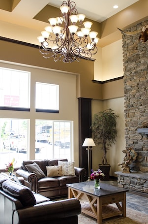 Lobby sitting area. Inn At Moses Lake