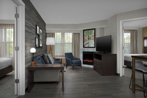 Suite, 2 slaapkamers | Woonruimte | Smart-tv en betaalfilms