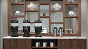 A kitchen counter with coffee makers, mugs, and a coffee pot. - Residence Inn by Marriott Arundel Mills BWI Airport (Hanover)