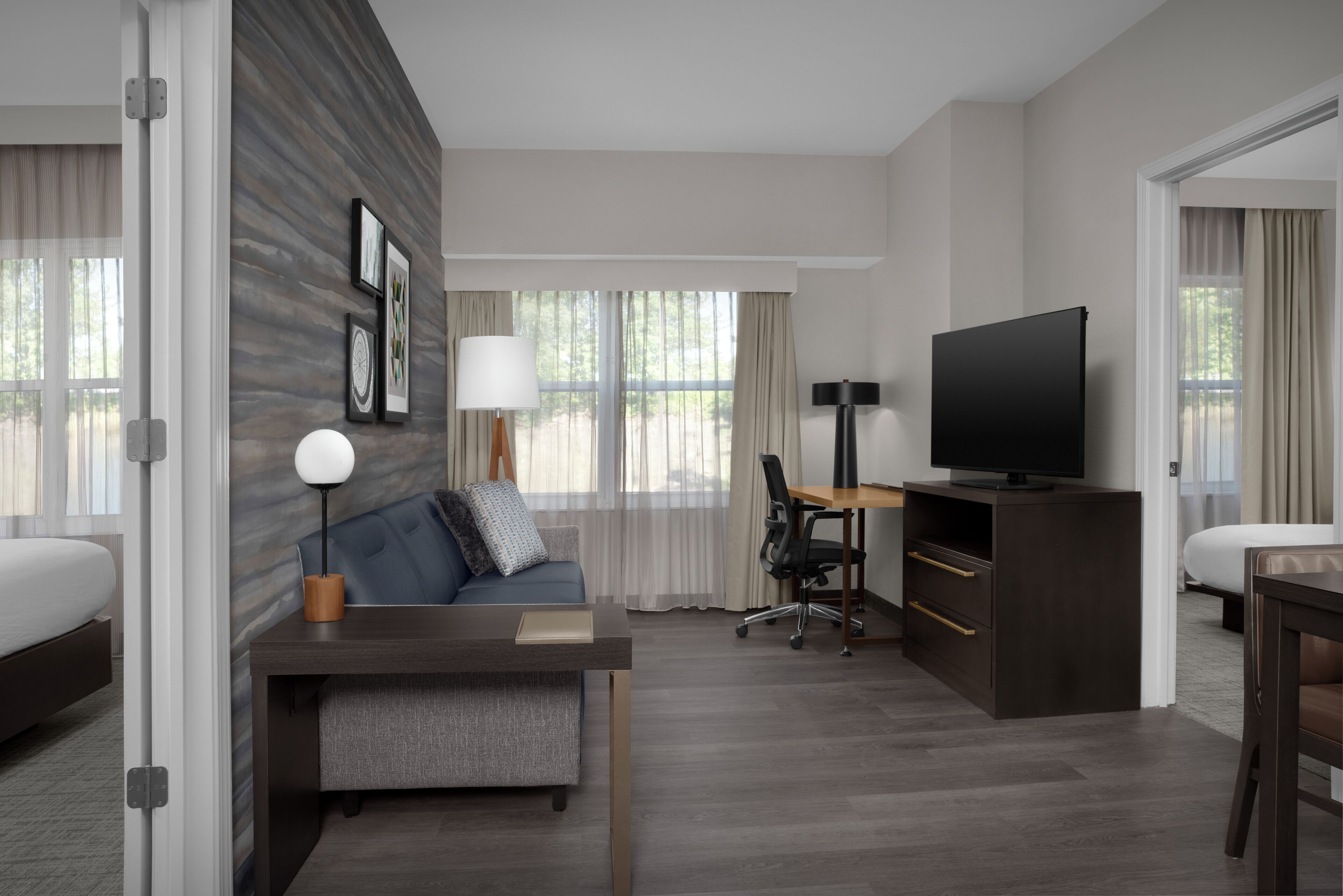 Suite, 2 Bedrooms (Mobility/Hearing Access, Roll-in Shwr) | Living area