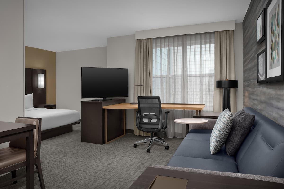 Premium bedding, in-room safe, desk, laptop workspace
