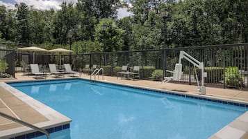 Una piscina al aire libre de temporada