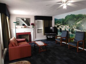 Superior Suite, 1 Queen Bed | Living area