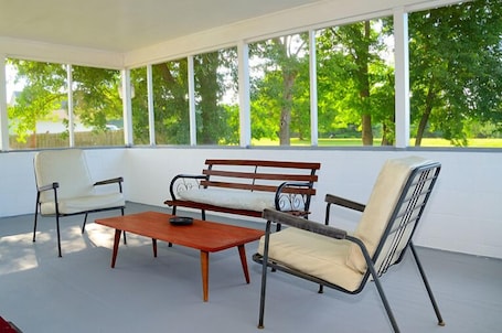 Honeymoon Suite, 1 Queen Bed | Terrace/patio. Cardinal Inn