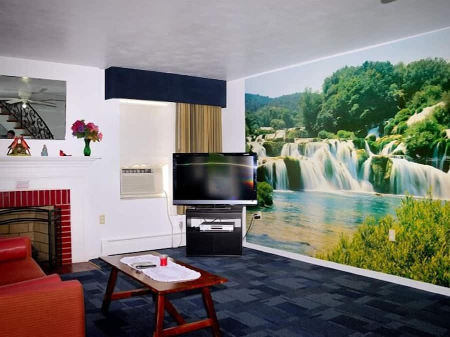 Superior suite, 1 queensize bed | Woonruimte | Lcd-televisie