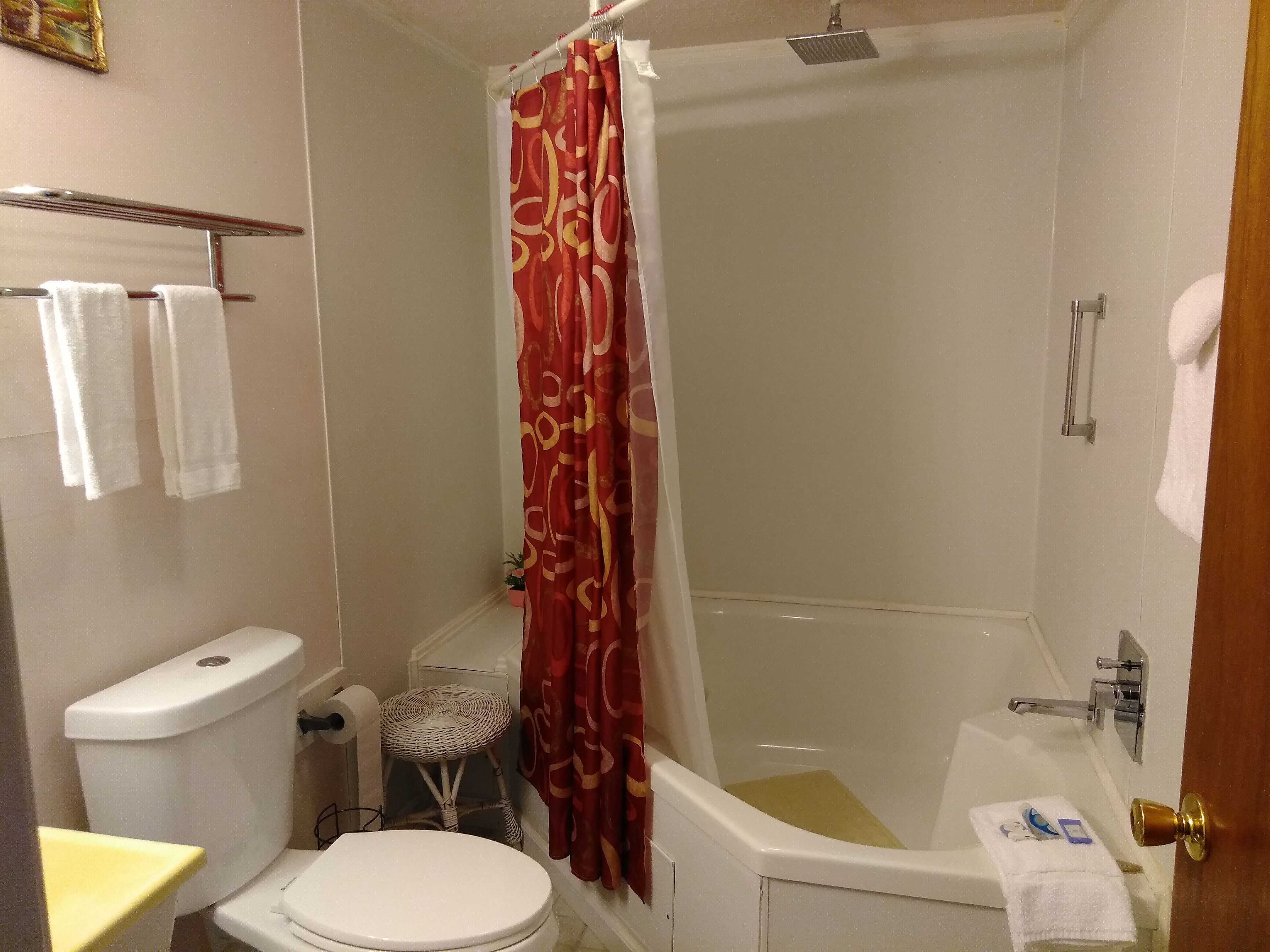 A bathroom with a toilet, sink, and bathtub.