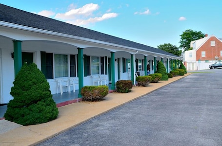 Porch. Cardinal Inn